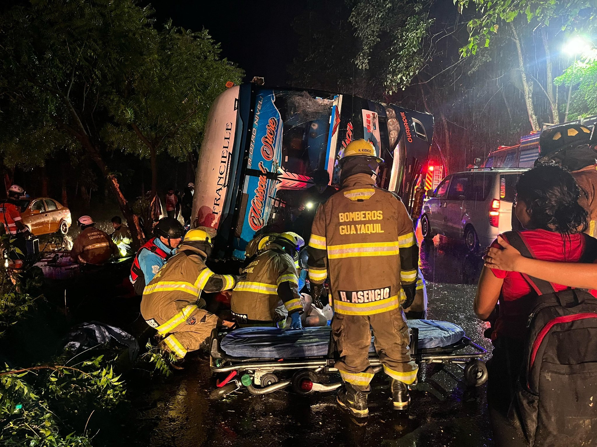 厄瓜多尔发生巴士侧翻事故 至少7人死亡
