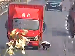 湖南货车突发故障 司机竟在停行车道上修车