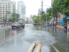海南海口暴雨致多条路段积水 多部门紧急疏堵