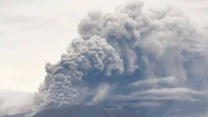 日本新燃岳火山喷发警戒级别提高