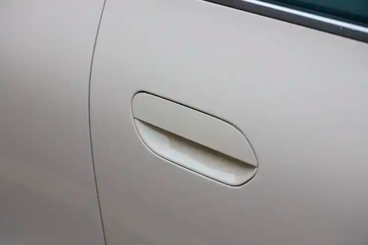 汽车“隐形把手”再引热议 紧急状态此“锁”何解？