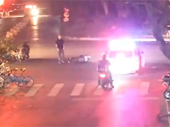 上海 醉酒状态骑摩托 逆向行驶撞警车