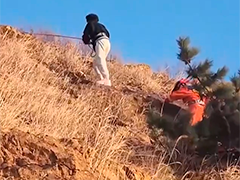 山东青岛 一少年被困海边山坡 消防紧急救援