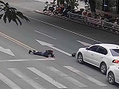 江西赣州 未让行人引发事故 前车撞人后车追尾