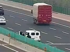 山东德州 司机高速路发病昏迷 交警及时送医抢救