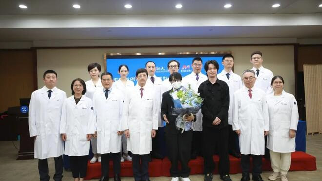 知名歌手在浙大二院完成心肝同期联合移植手术
