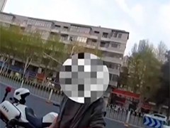 武汉全责司机遇好人免赔 当场泪崩拥抱被撞车主