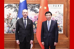 王沪宁会见芬兰议长