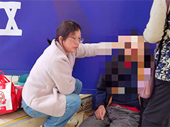 老人商场台阶上摔倒 暖心医生及时救助