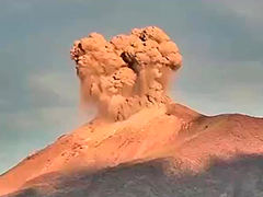 菲律宾坎拉翁火山喷发 灰柱高达4000米