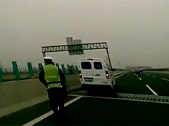 山东德州 司机高速路发病昏迷 交警及时送医抢救