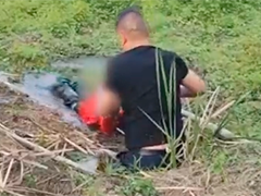 湖北武穴 11岁男孩深陷泥潭 警民联手救援