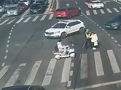 上海青浦盲人过马路险入车流 交警及时伸出援手
