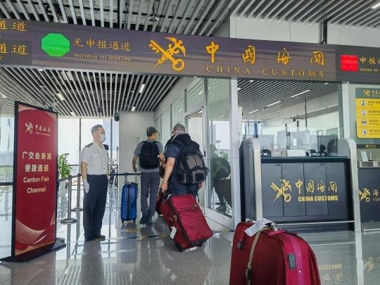广州口岸迎来广交会客货入境高峰