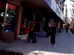 上海老人突发低血糖 民警暖心护送回家