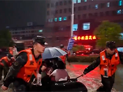 湖北黄冈降雨致群众一度被困 多部门抢险救援