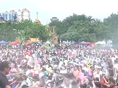 云南芒市 万人同泼幸福水 泼水狂欢送祝福