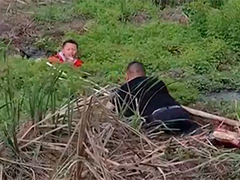 湖北黄冈淤泥水草困住顽皮少年 民警飞扑救人