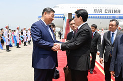习近平抵达河内对越南进行国事访问
