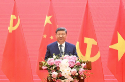 习近平同越共中央总书记苏林、越南国家主席梁强共同会见中越人民大联欢活动代表