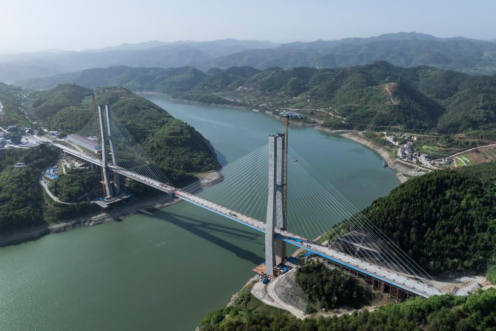 湖北西十高铁汉江特大桥14日合龙