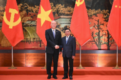 蔡奇同越共中央政治局委员、中央书记处常务书记陈锦绣举行会谈