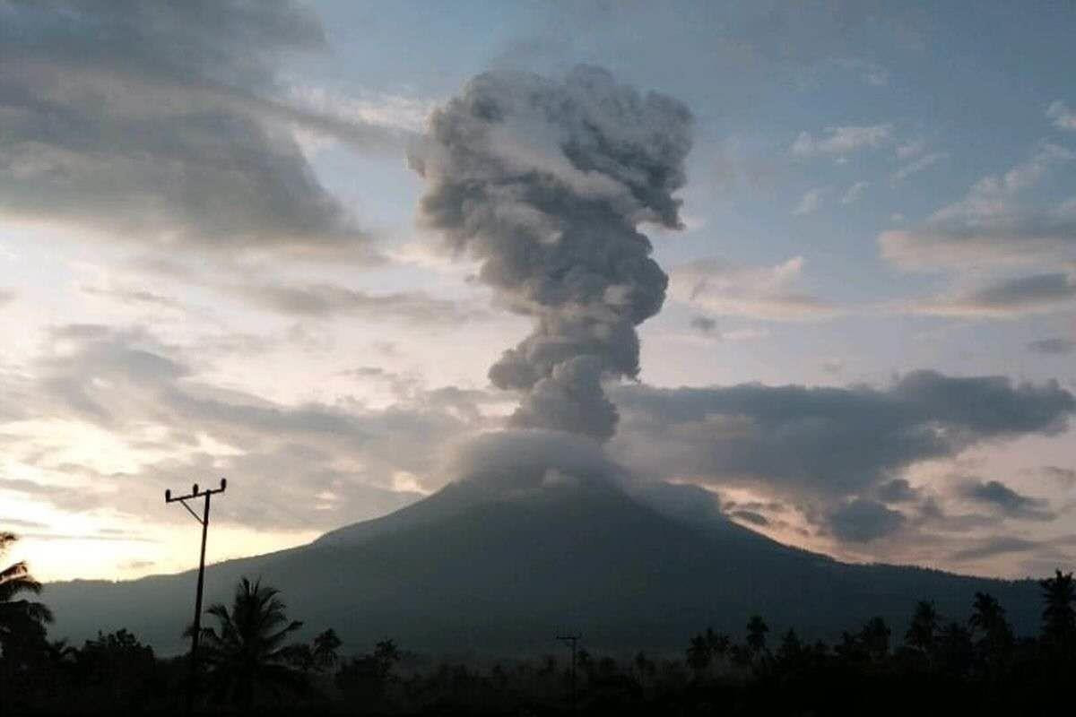 印尼勒沃托比火山发生喷发 灰柱最高达3500米