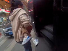 贵州孩子高烧昏厥 民警开辟“生命通道”