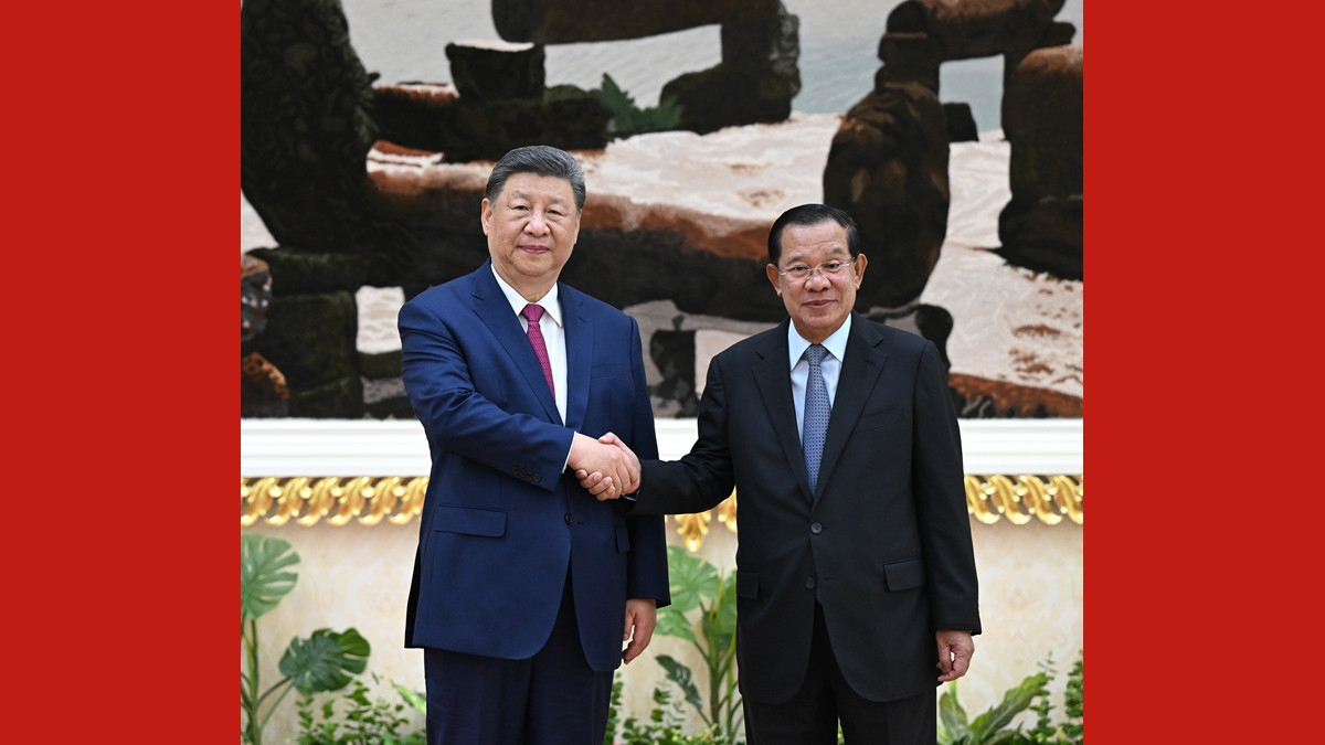 习近平会见柬埔寨人民党主席 参议院主席洪森