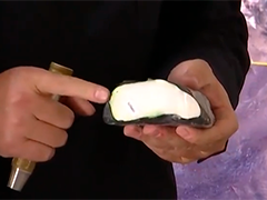 真假翡翠 号称缅甸一手货源 实为刷漆普通石头