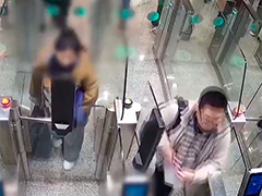 北京边检查获一名伪造出入境验讫章人员