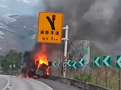 贵州晴隆 高速公路上货车自燃 30吨原浆纸被烧毁