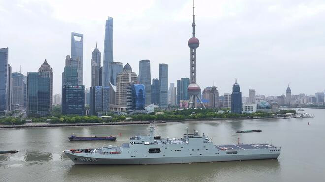 两艘战舰停靠黄浦江畔 首次向上海市民开放参观