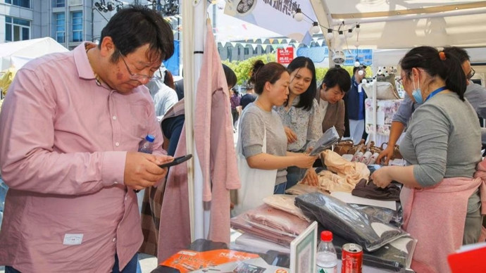 上海浦东首场外贸优品展销会 董事长亲自带货感知市场