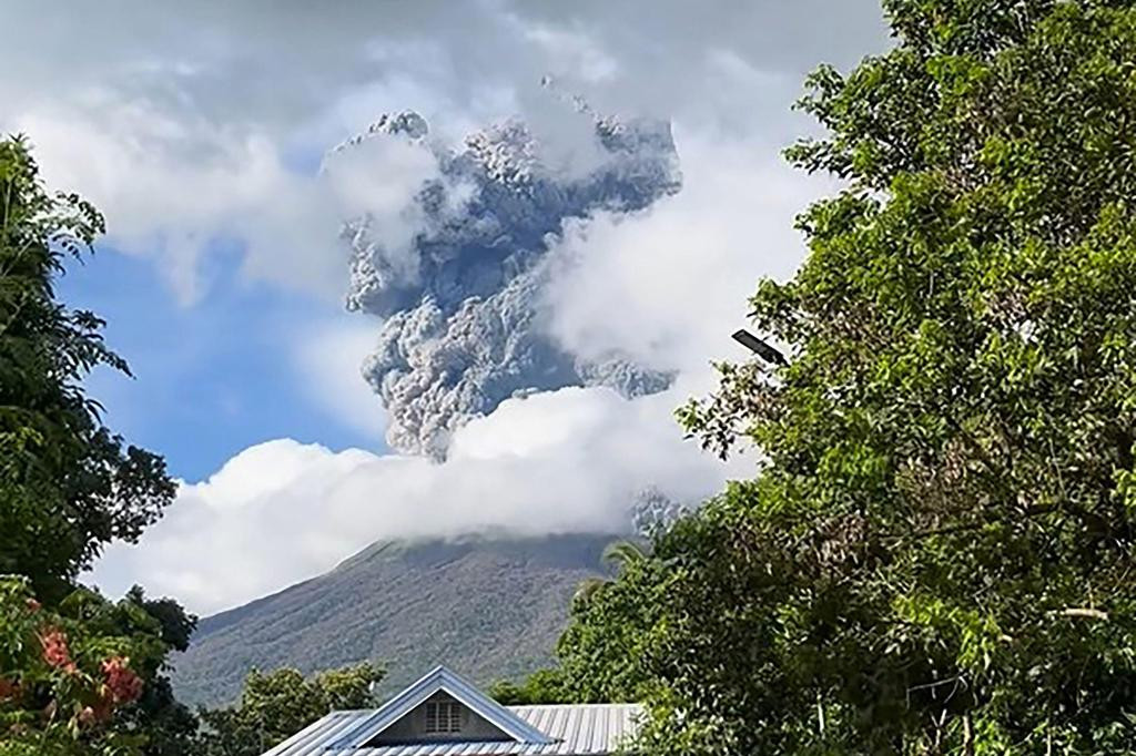 菲律宾布卢桑火山喷发 羽流高达4500米