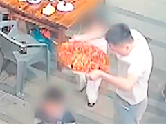 成都幼童打闹险撞油锅 老板强忍烫伤护娃