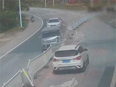 江西赣州 误把油门当刹车 司机转弯撞护栏
