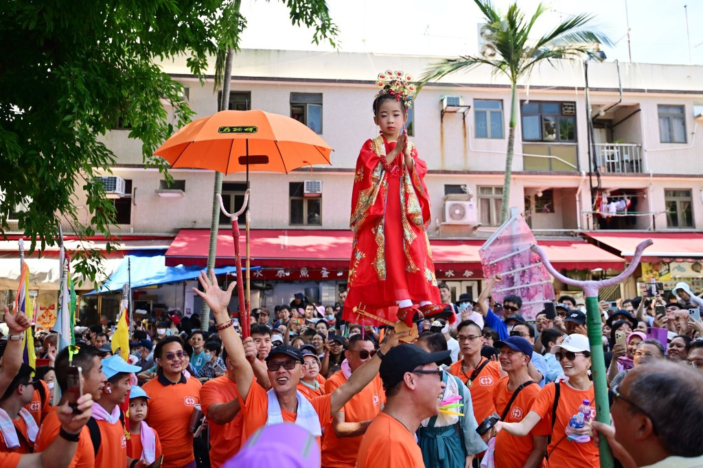 “哪吒”闹海“冠军”同台 香港长洲举办飘色巡游
