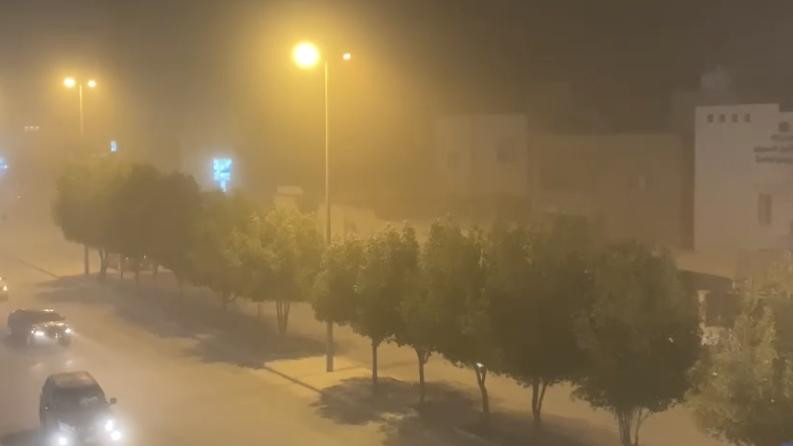 沙特盖西姆区遭遇强沙尘暴侵袭