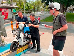 深圳人行天桥安装“电动车电梯”引发热议