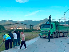 宁波奉化 货车载竹超高刮倒电线杆 热心司机合力除险
