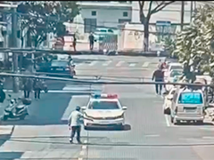 上海奉贤七旬老人迷失街头 拦停警车求助