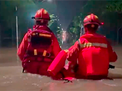 广东阳江 突降暴雨致道路积水严重 消防紧急救援被困人员