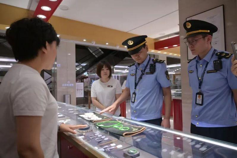胖东来玉石遭网红质疑“暴利”