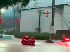 福建漳州 暴雨致低洼处积水 消防转移被困群众