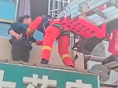 女子擦拭外窗被困 消防员利用云梯紧急救援