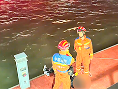 上海男子坠入黄浦江 消防队员迅速救人