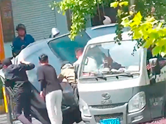 两车相撞一车侧翻 民警组织众人火速营救