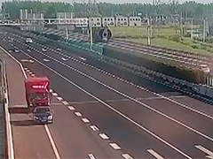 扬州高速轿车“拖”货车“好心”也受罚