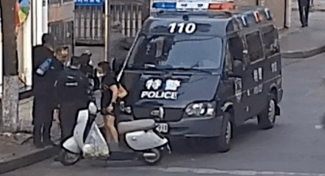 云南玉溪 男子被面包卡喉 特巡警7秒急救